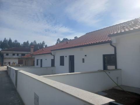 Moradia V3 em banda em Fontão renovada