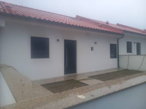 Moradia V3 em banda em Fontão renovada