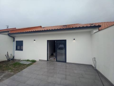 Moradia V3 em banda em Fontão renovada