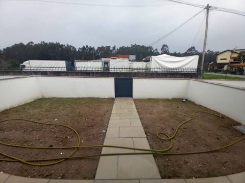 Moradia V3 em banda em Fontão renovada