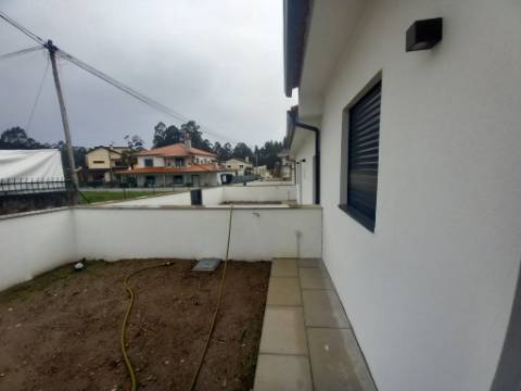 Moradia V3 em banda em Fontão renovada