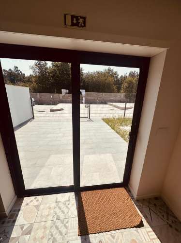 Moradia V3 em banda em Fontão renovada