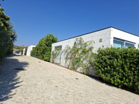 Moradia T4 em Gemieira, com piscina, jardim e vistas espectaculares