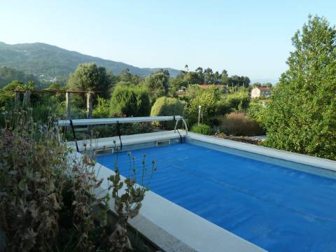 Moradia T4 em Gemieira, com piscina, jardim e vistas espectaculares