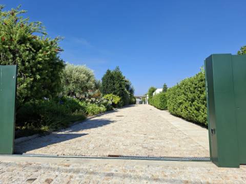 Moradia T4 em Gemieira, com piscina, jardim e vistas espectaculares