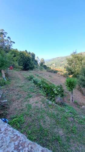 Casa de Aldeia com Terreno em Geraz do Lima
