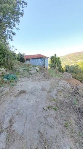Casa de Aldeia com Terreno em Geraz do Lima
