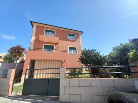 Moradia T5 com 2 salas e escritório de 3 pisos em Vila Praia d'Âncora 5 min a praia