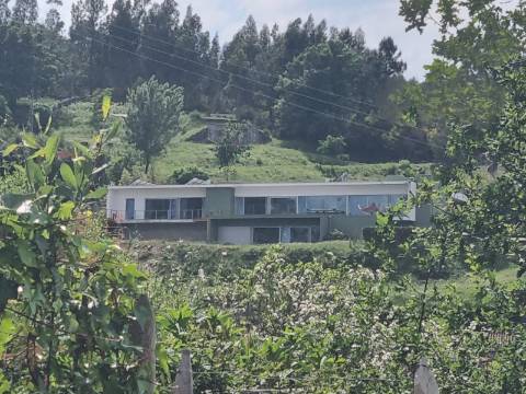 Moradia Moderna Hilltop com Vistas Panorâmicas