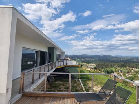 Moradia Moderna Hilltop com Vistas Panorâmicas