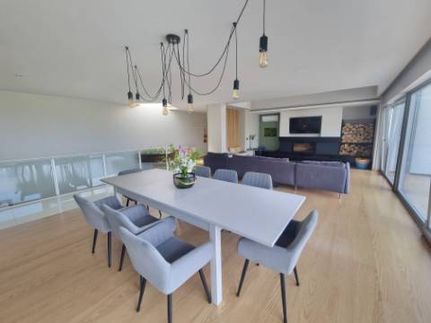 Moradia Moderna Hilltop com Vistas Panorâmicas