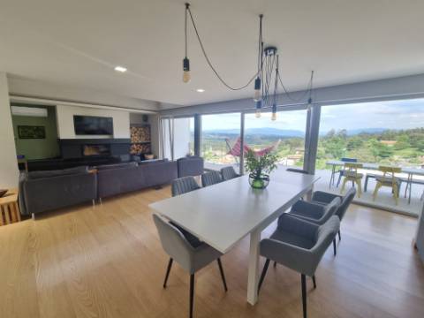 Moradia Moderna Hilltop com Vistas Panorâmicas