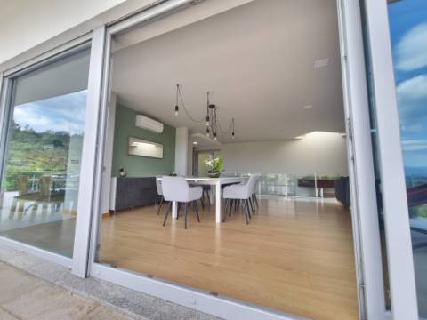 Moradia Moderna Hilltop com Vistas Panorâmicas