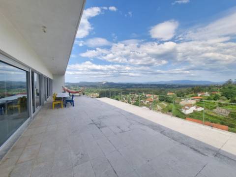 Moradia Moderna Hilltop com Vistas Panorâmicas