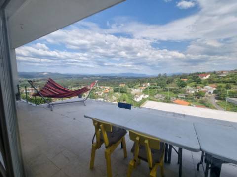 Moradia Moderna Hilltop com Vistas Panorâmicas
