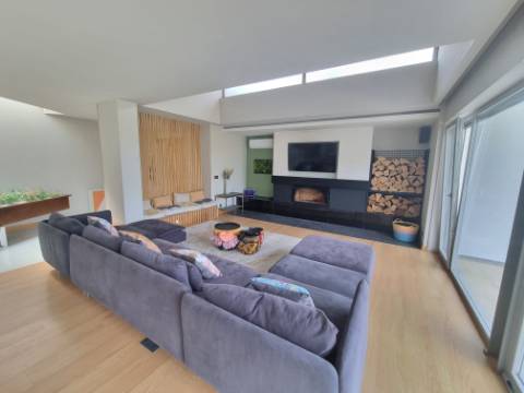 Moradia Moderna Hilltop com Vistas Panorâmicas