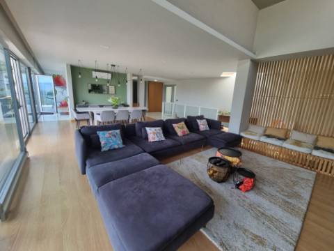 Moradia Moderna Hilltop com Vistas Panorâmicas