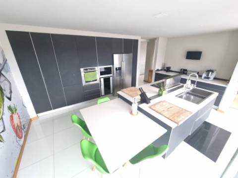 Moradia Moderna Hilltop com Vistas Panorâmicas