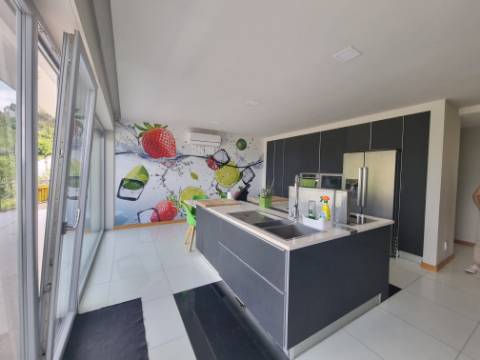 Moradia Moderna Hilltop com Vistas Panorâmicas