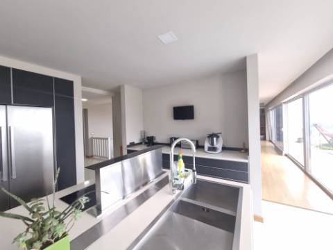 Moradia Moderna Hilltop com Vistas Panorâmicas