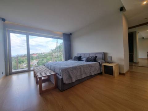 Moradia Moderna Hilltop com Vistas Panorâmicas