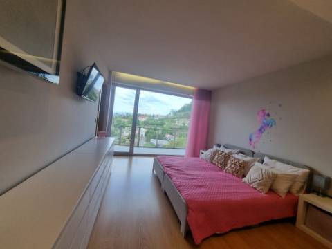 Moradia Moderna Hilltop com Vistas Panorâmicas