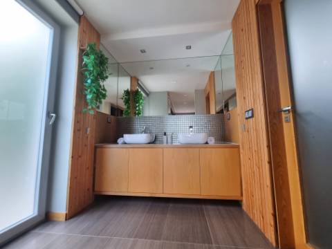 Moradia Moderna Hilltop com Vistas Panorâmicas