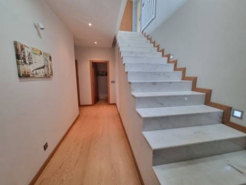 Moradia Moderna Hilltop com Vistas Panorâmicas