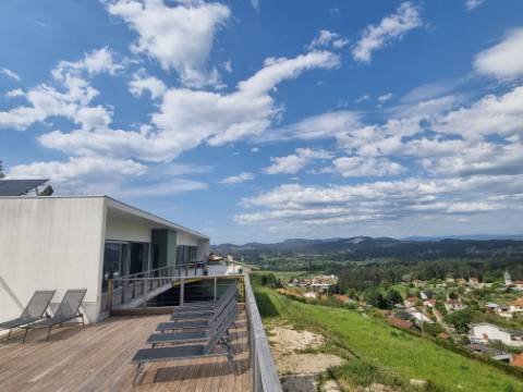 Moradia Moderna Hilltop com Vistas Panorâmicas