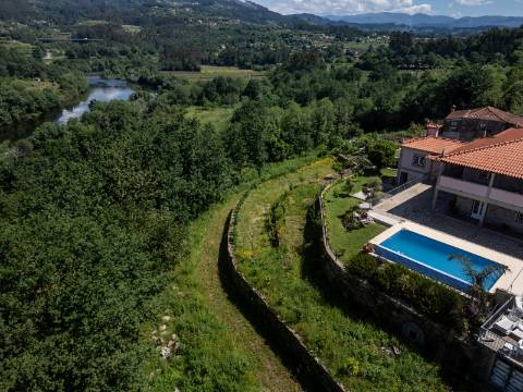Deslumbrante Quinta de Pedra T4 com Piscina, Vista Rio e Potencial de Expansão - Ponte de Lima