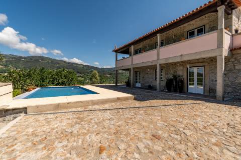 Deslumbrante Quinta de Pedra T4 com Piscina, Vista Rio e Potencial de Expansão - Ponte de Lima