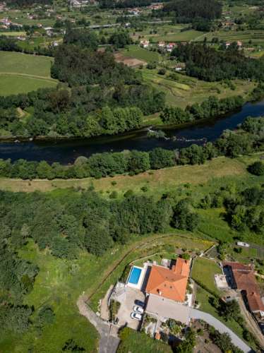 Deslumbrante Quinta de Pedra T4 com Piscina, Vista Rio e Potencial de Expansão - Ponte de Lima