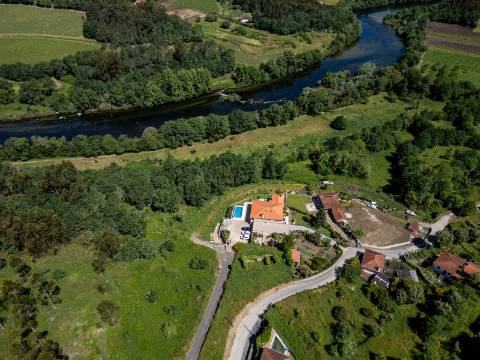 Deslumbrante Quinta de Pedra T4 com Piscina, Vista Rio e Potencial de Expansão - Ponte de Lima