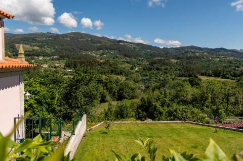 Deslumbrante Quinta de Pedra T4 com Piscina, Vista Rio e Potencial de Expansão - Ponte de Lima