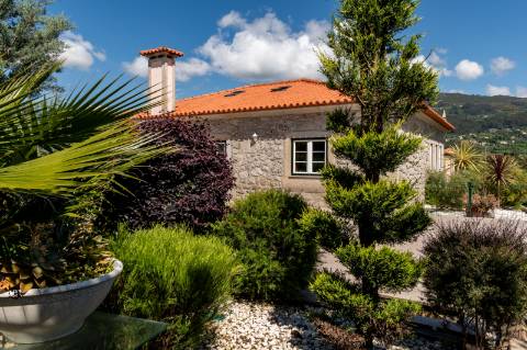 Deslumbrante Quinta de Pedra T4 com Piscina, Vista Rio e Potencial de Expansão - Ponte de Lima