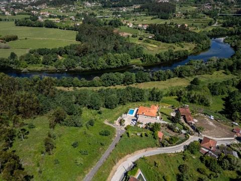 Deslumbrante Quinta de Pedra T4 com Piscina, Vista Rio e Potencial de Expansão - Ponte de Lima