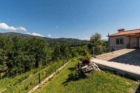 Deslumbrante Quinta de Pedra T4 com Piscina, Vista Rio e Potencial de Expansão - Ponte de Lima