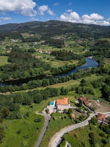 Deslumbrante Quinta de Pedra T4 com Piscina, Vista Rio e Potencial de Expansão - Ponte de Lima