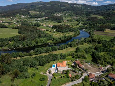 Deslumbrante Quinta de Pedra T4 com Piscina, Vista Rio e Potencial de Expansão - Ponte de Lima