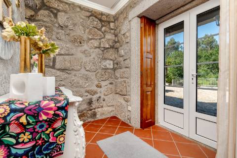 Deslumbrante Quinta de Pedra T4 com Piscina, Vista Rio e Potencial de Expansão - Ponte de Lima