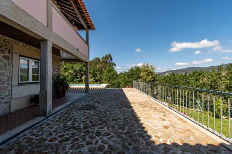 Deslumbrante Quinta de Pedra T4 com Piscina, Vista Rio e Potencial de Expansão - Ponte de Lima