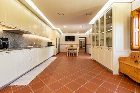 Deslumbrante Quinta de Pedra T4 com Piscina, Vista Rio e Potencial de Expansão - Ponte de Lima