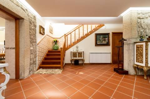 Deslumbrante Quinta de Pedra T4 com Piscina, Vista Rio e Potencial de Expansão - Ponte de Lima