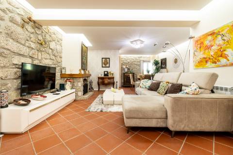 Deslumbrante Quinta de Pedra T4 com Piscina, Vista Rio e Potencial de Expansão - Ponte de Lima