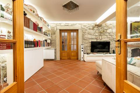 Deslumbrante Quinta de Pedra T4 com Piscina, Vista Rio e Potencial de Expansão - Ponte de Lima