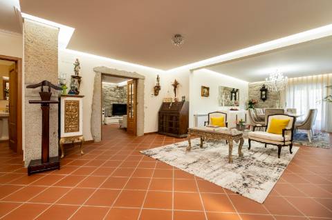 Deslumbrante Quinta de Pedra T4 com Piscina, Vista Rio e Potencial de Expansão - Ponte de Lima