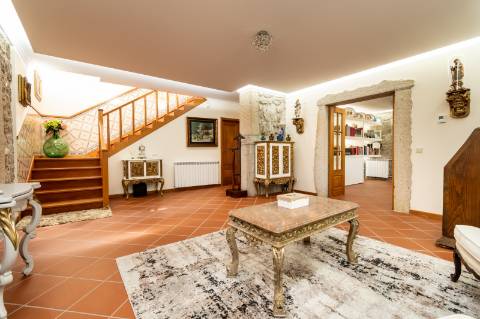 Deslumbrante Quinta de Pedra T4 com Piscina, Vista Rio e Potencial de Expansão - Ponte de Lima