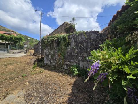 Ruina em Azias, Ponte da Barca
