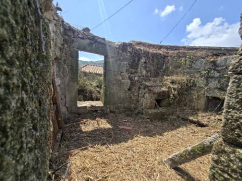 Ruina em Azias, Ponte da Barca