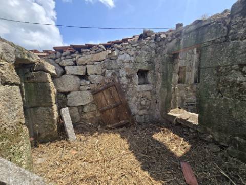 Ruina em Azias, Ponte da Barca